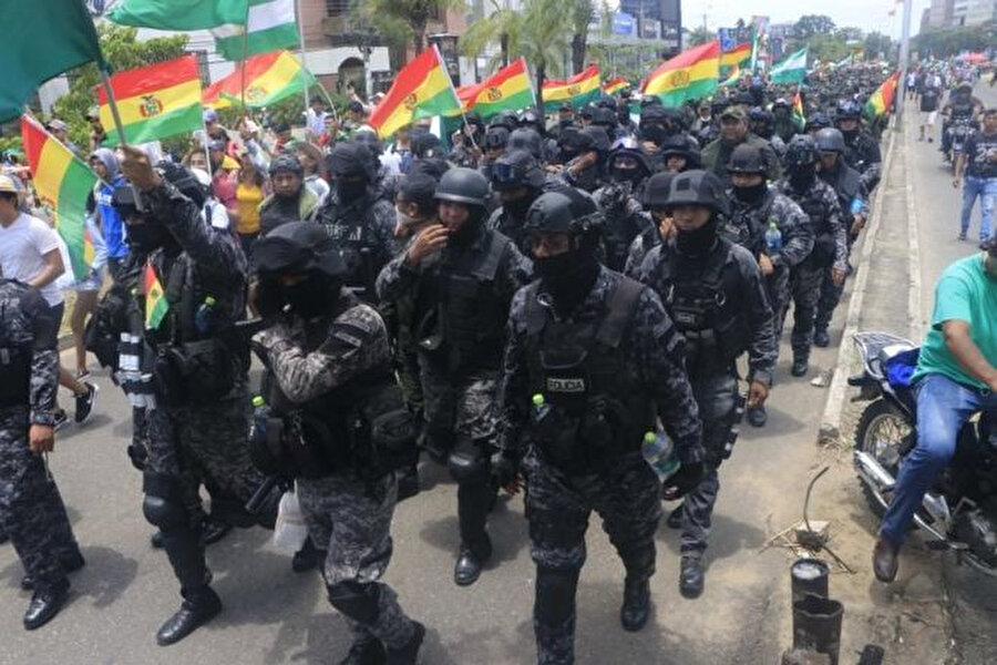 Bolivya polisi, protestocularla yürüyüş yapmıştı.