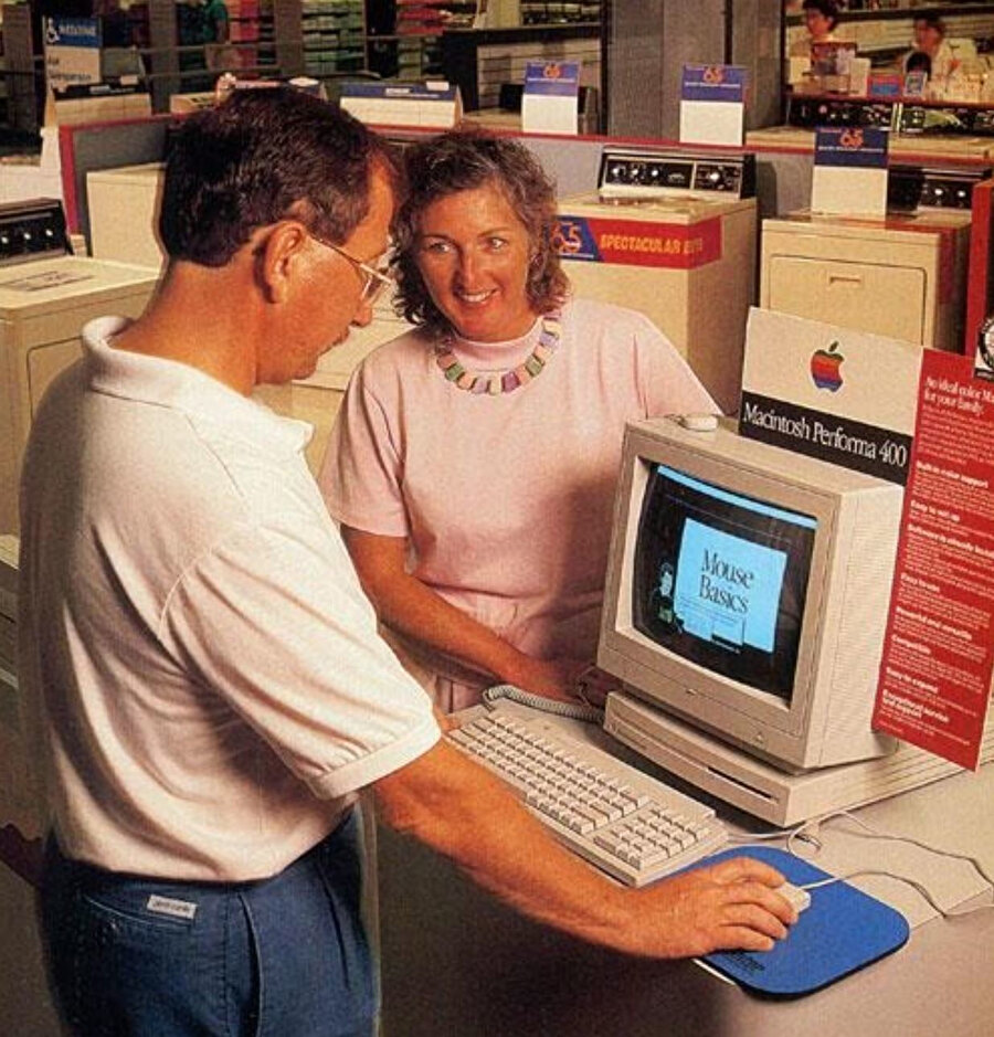 Macintosh satan bir Sears mağazası. Arkada da çamaşır makineleri var. : )