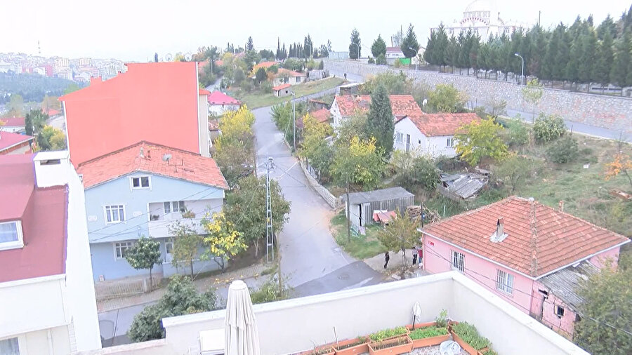 Sır hayırsever bu kez deTuzla Şifa Mahallesi ve Mimar Sinan Mahallesi’nde bulunan gecekondu bölgesinde görüldü.