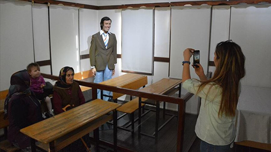 Kemal Sunal'ın anı odasını gezen ziyaretçiler fotoğraf çekmeyi de ihmal etmedi. 