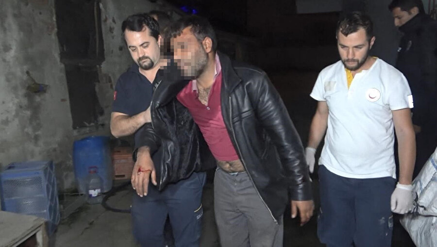 Bursa'da, 80 yaşındaki adamın evine hırsızlık için giren S.A.(41), fark edilince banyoda yere yatıp uyuma numarası yaptı. - DHA
