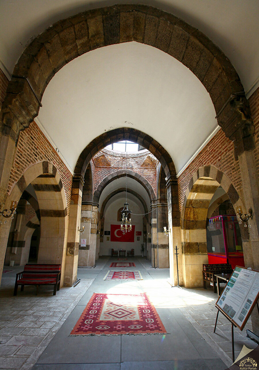 Taşhan Kervansarayı.
