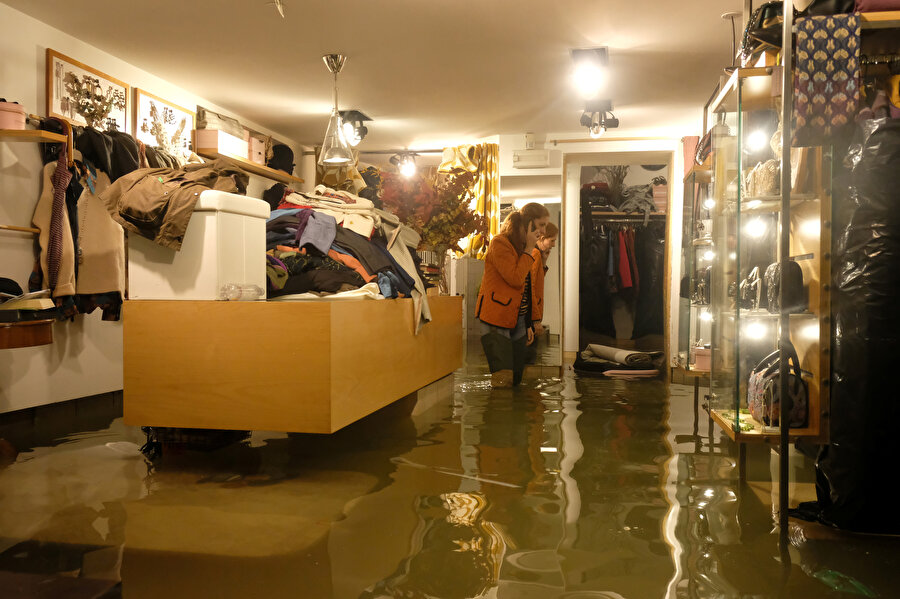 Venedik'te birçok dükkanı su bastı. 