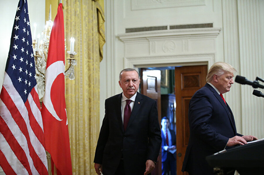 Zirvenin ardından yapılan basın toplantısında Cumhurbaşkanı Erdoğan kürsüde yerini almak için ilerliyor. Bu sırada Trump kürsüde yerini almış bulunuyor.