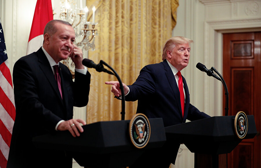 Trump basın toplantısında yaptığı konuşma sırasında Cumhurbaşkanı Erdoğan'ı işaret ediyor. 