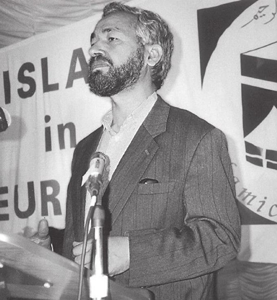 1980'de İslami bir toplantıda konuşan Gannuşi.