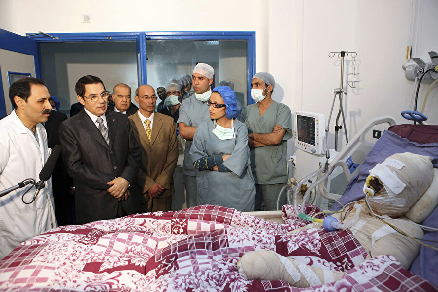 Tunus Başbakanı Zeynel Abidin Bin Ali'nin kendini sokak ortasında ateşe veren Muhammed Buazizi'yi hastanede ziyareti.