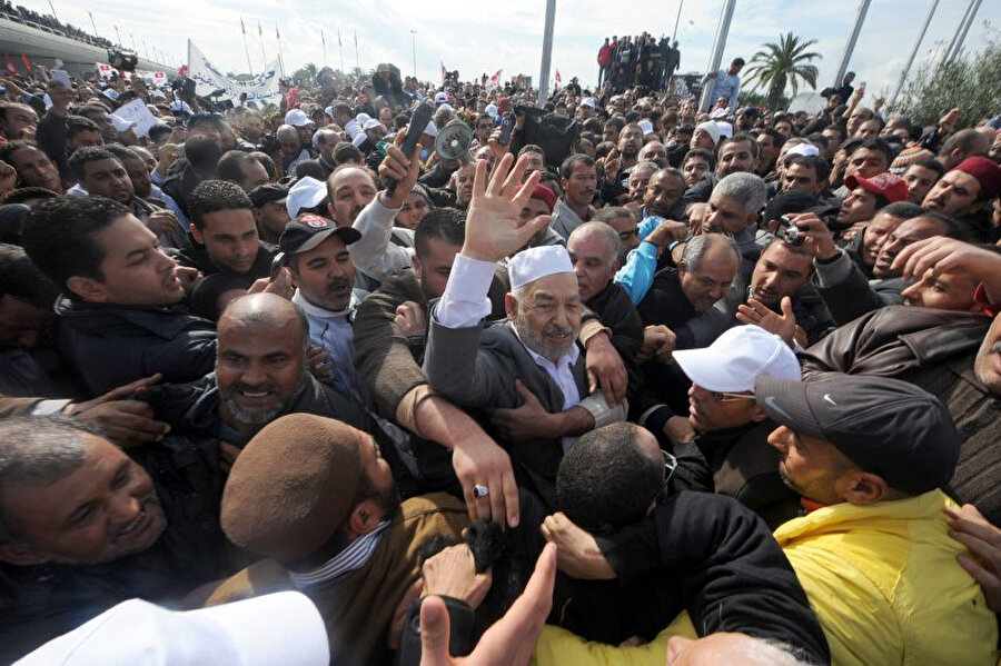 Gannuşi'yi karşılayan Tunuslular.