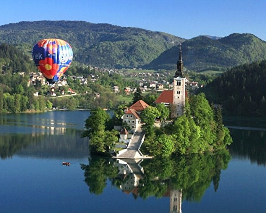 Bled'i sıcak hava balonlarıyla turlayabilirsiniz. 