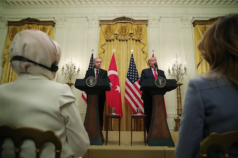 Cumhurbaşkanı Recep Tayyip Erdoğan ile ABD Başkanı Donald Trump, gerçekleştirdikleri görüşmenin ardından ortak basın açıklaması yapıyor.