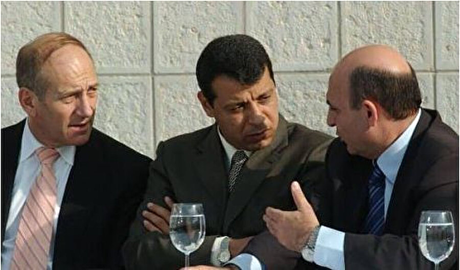 Dahlan, İsrail Dışişleri Bakanı Mofaz'la konuşurken görülüyor.