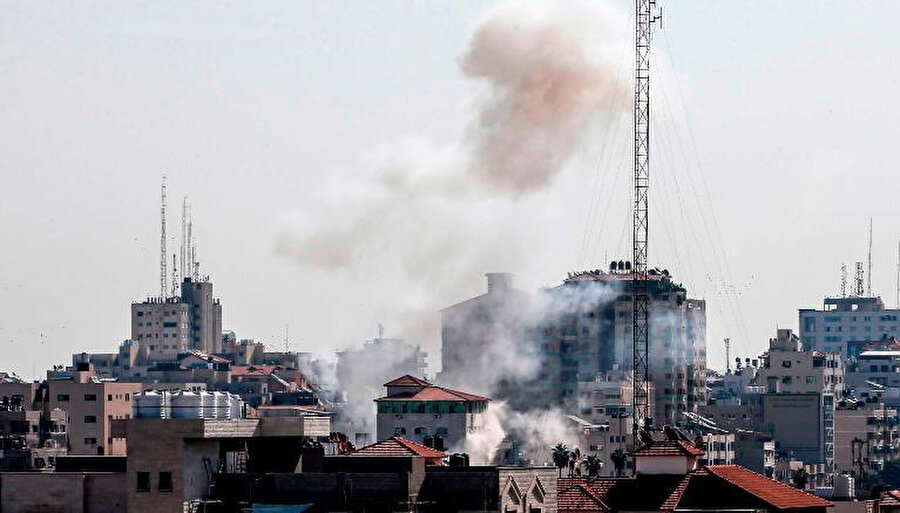 Hava saldırısı sonrası Gazze üzerinde yükselen dumanlar.