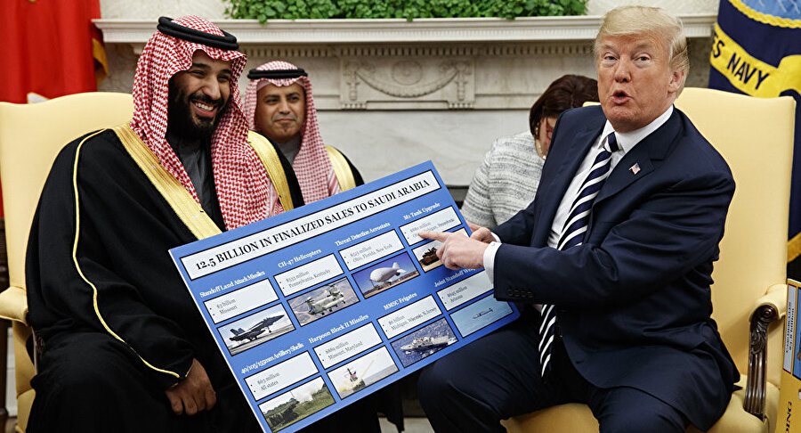 ABD Başkanı Donald Trump, gazetecilere Suudi Arabistan'a satılan silahları gösteriyor.