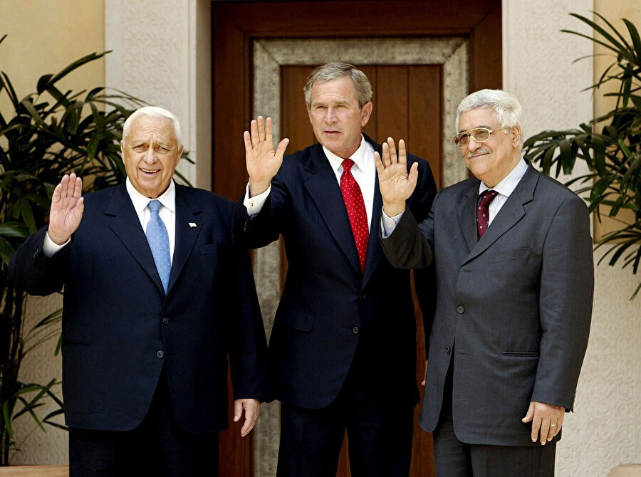 Dönemin ABD Başkanı Bush, Ariel Şaron (solda) ve Mahmud Abbas'la birlikte.