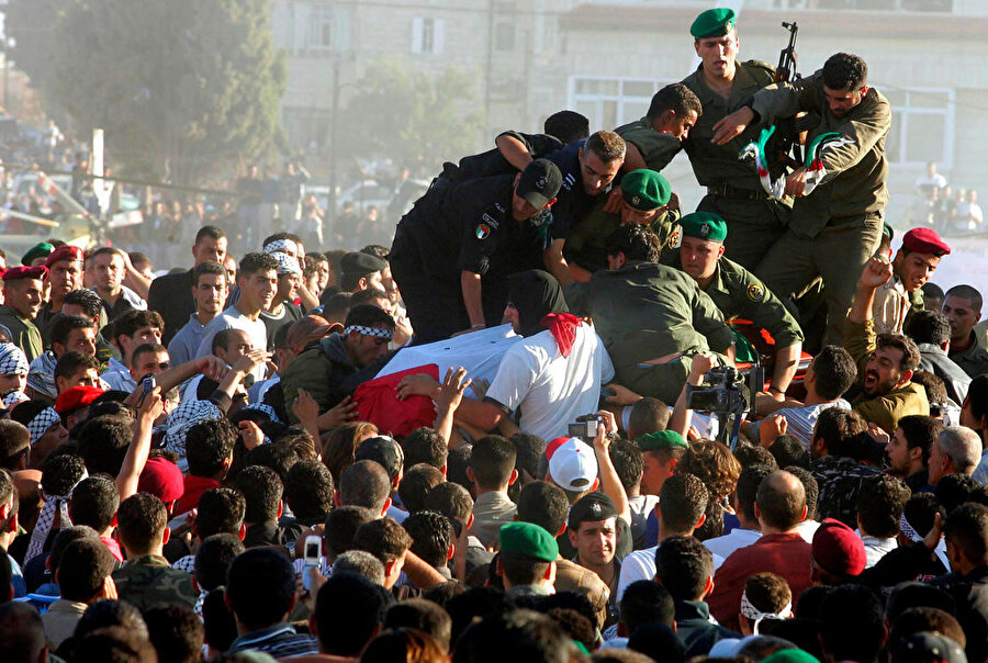 Yaser Arafat'ın Ramallah'daki cenaze töreni.