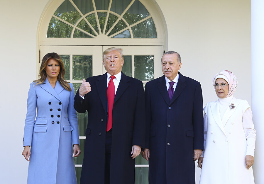 Trump, Erdoğan'ı resmi törenle karşıladı. Liderler eşleriyle birlikte Beyaz Saray önünde böyle poz verdi.