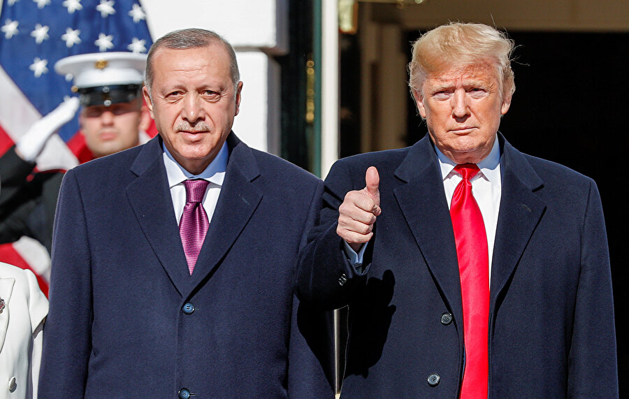 Cumhurbaşkanı Erdoğan'ı resmi törenle karşılayan Trump objektiflere 'okey işareti yaparak' poz verdi. Reuters