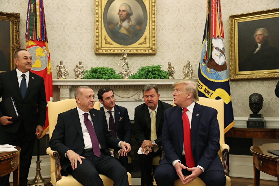 Zirve gerçekleşirken Trump'ın konuşması sırasında Çavuşoğlu'na bakması dikkat çekti. DHA