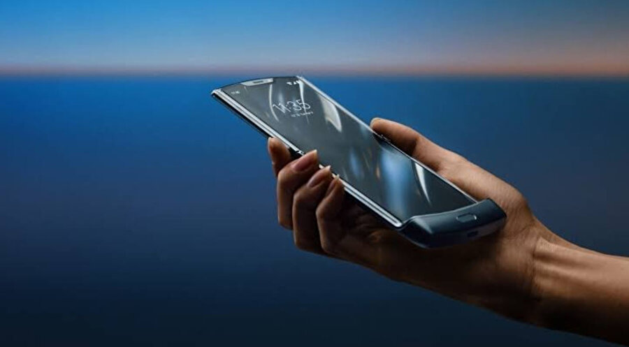 Yenilenen Motorola Razr, Samsung ve Huawei'ye boy gösteriyor. 