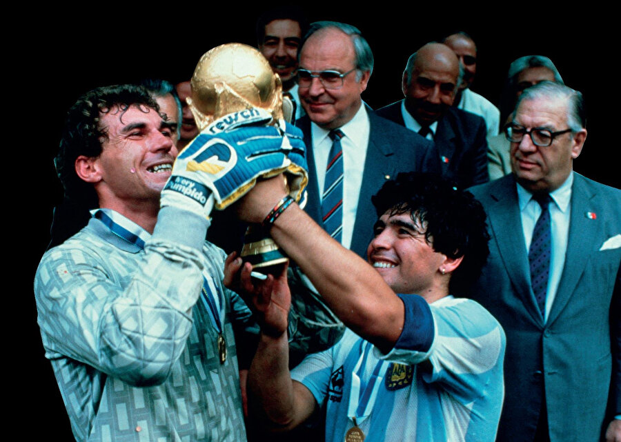 ‘78, Menotti’nin, Kempes’in Ardiles’in başarısı olduğu kadar Darbe rejiminin de başarısıydı ama ‘86, sadece ve sadece takımın başarısıydı…