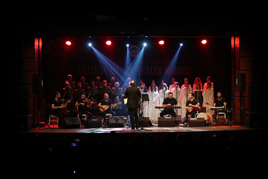 Antakya Medeniyetler Korosu'nun Kayseri'de verdiği konsere vatandaşlar yoğun ilgi gösterdi.