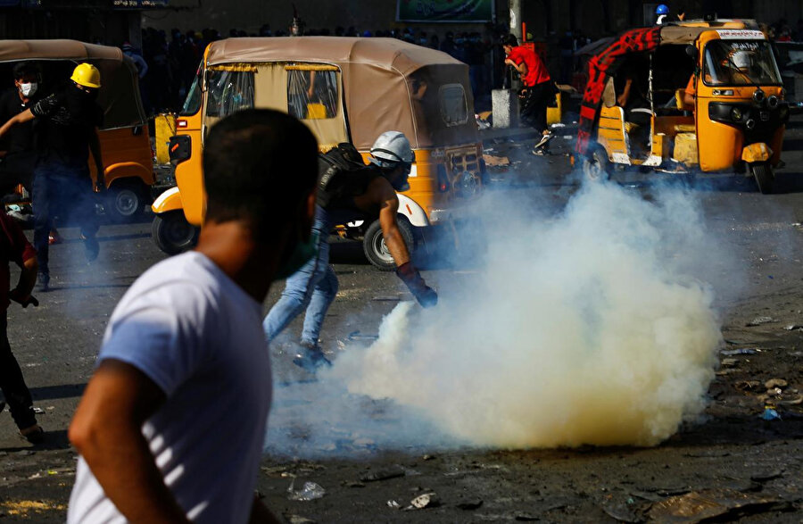 Güvenlik güçleri, göstericilere göz yaşartıcı gaz ve ses bombalarıyla müdahale ediyor.