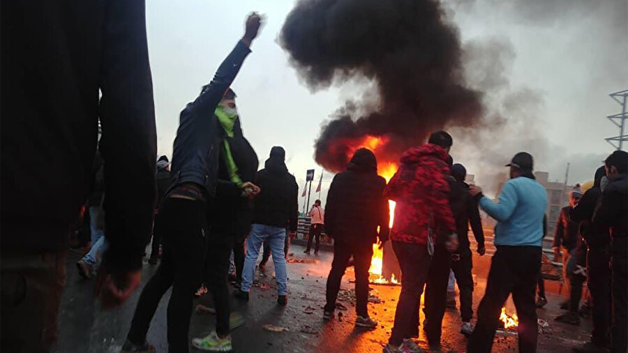 İran'daki gösterilerde ortalığı ateşe verdikleri anlardan