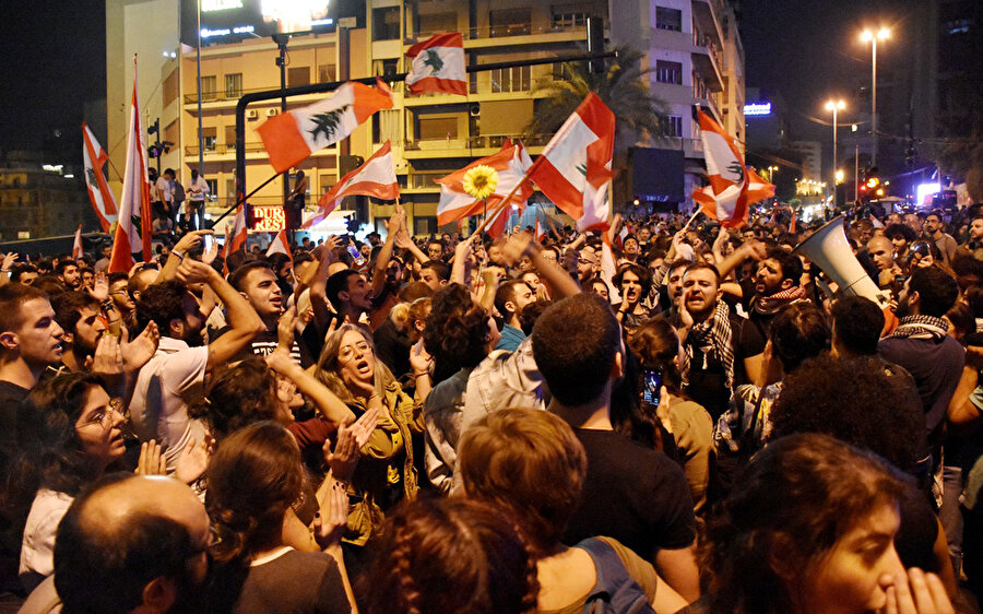 Lübnan'da vatandaşlar yolsuzluk karşıtı gösteriler düzenliyor