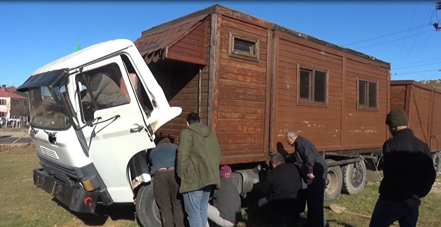Vatandaşlar kamyona yerleştirilen evi inceliyor.