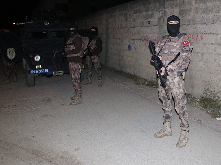 Adana'da DEAŞ'a şafak vakti operasyon düzenlendi. Özel harekat polisleri eller tetikte bekliyor.