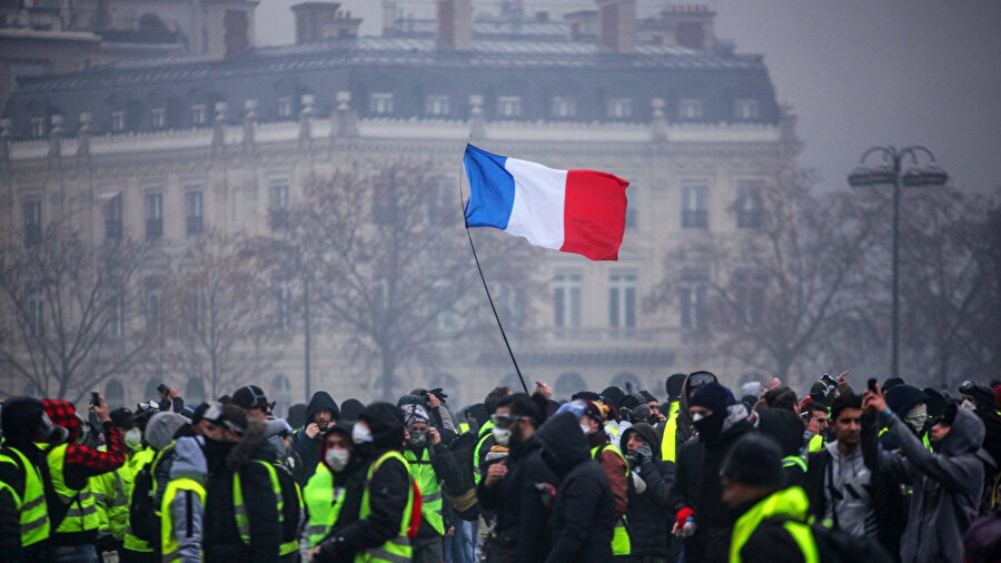 Fransa sokaklarındaki çok sayıda sarı yelekli protestocu