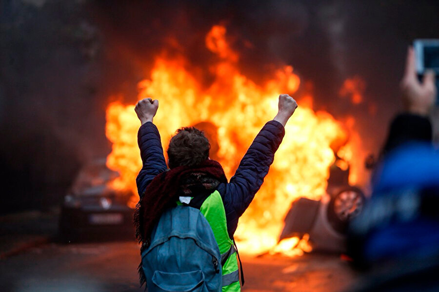 Fransa'da ortalık yangın yerine dönmüşken sarı yelekli eylemci