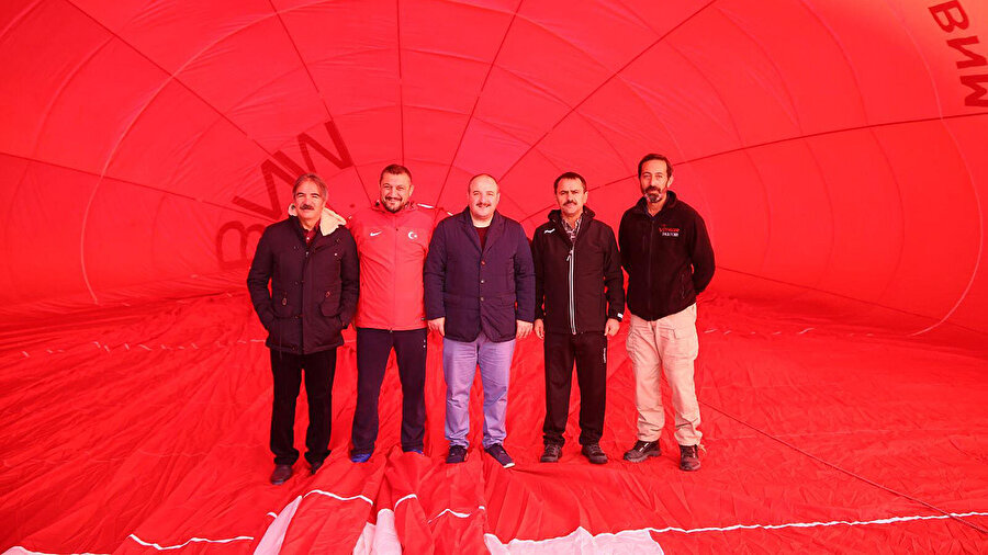 Sanayi ve Teknoloji Bakanı Mustafa Varank, ilk yerli sıcak balonu ile uçuş gerçekleştirdi. 