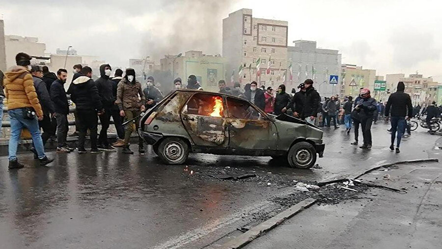 İran'da benzine yapılan zamlar ülkenin pek çok yerinde şiddetli protestolara sebep oldu.
