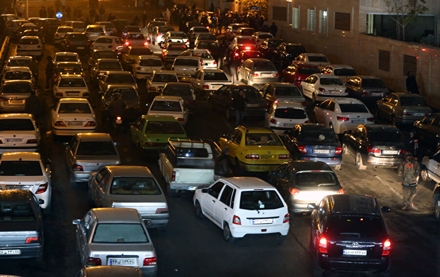 Tahran'daki protestocular, kontak kapatarak başkentin tüm giriş ve çıkış yollarını trafiğe kapattı.