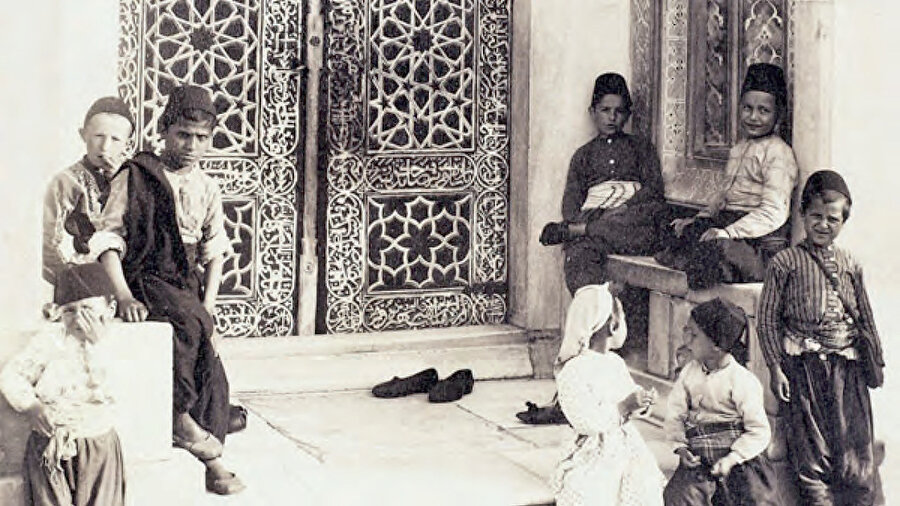 Eski dünyada çocuğu terbiye etme hakkı aileye aitti.