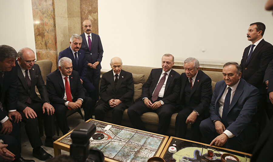 Ziyarette Cumhurbaşkanı Yardımcısı Fuat Oktay, AK Parti Genel Başkanvekili Numan Kurtulmuş ve İçişleri Bakanı Süleyman Soylu'nun da olduğu toplu fotoğraf