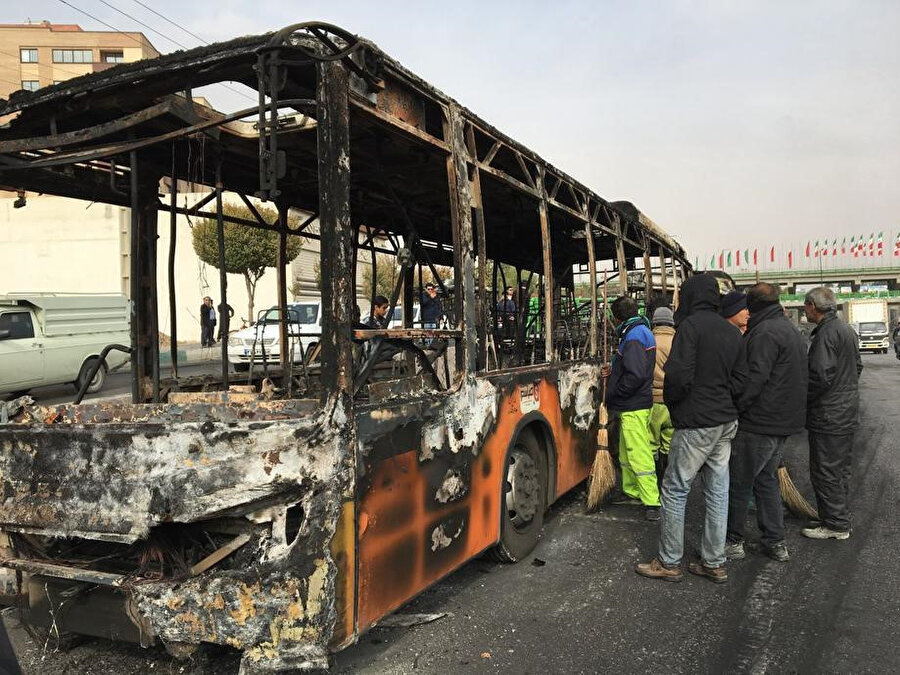 İran'da ateşe verilen bir otobüs.