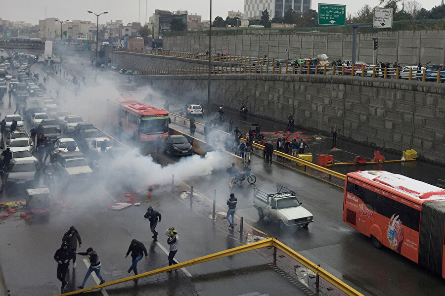 İran'daki protestocuların bir kısmı böyle görüntülendi.