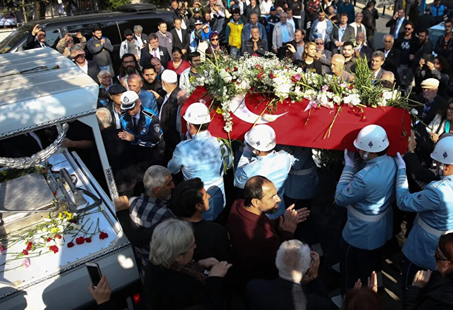 Yıldız Kenter Aşiyan Kabristanı'nda toprağa verildi.