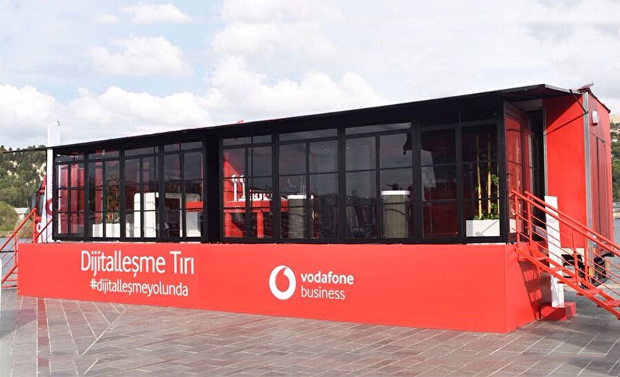 Vodafone Dijitalleşme Tırı, gezdiği her şehirdeki işletmelere 'dijital çözümler' sunuyor. 