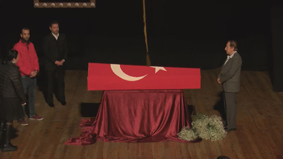 Yıldız Kenter'in cenazesi 'Kenter Tiyatrosu'na getirildi.