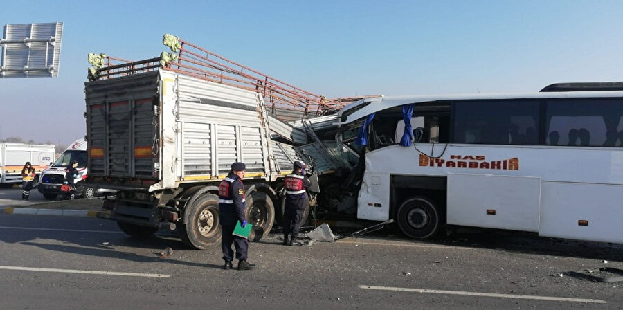 Afyonkarahisar'da tır ile otobüs çarpıştı. Kaza anından görüntü