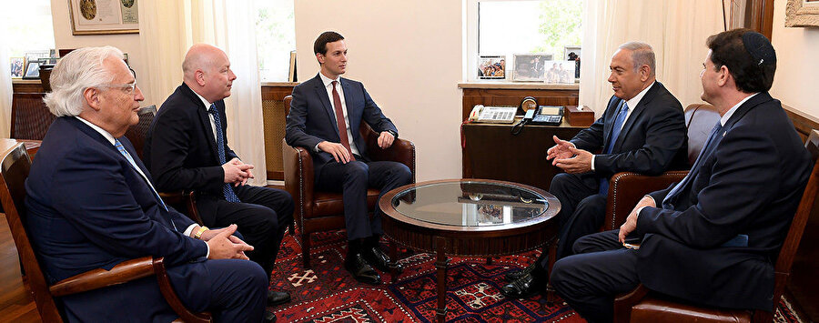  Benjamin Netanyahu (sağdan 2.), karşısında Trump'ın damadı ve danışmanı Kushner, ABD Büyükelçisi David Friedman (soldan ikinci) Orta Doğu Özel Temsilcisi Jason Greenblatt. (solda kadraja en yakın olan)