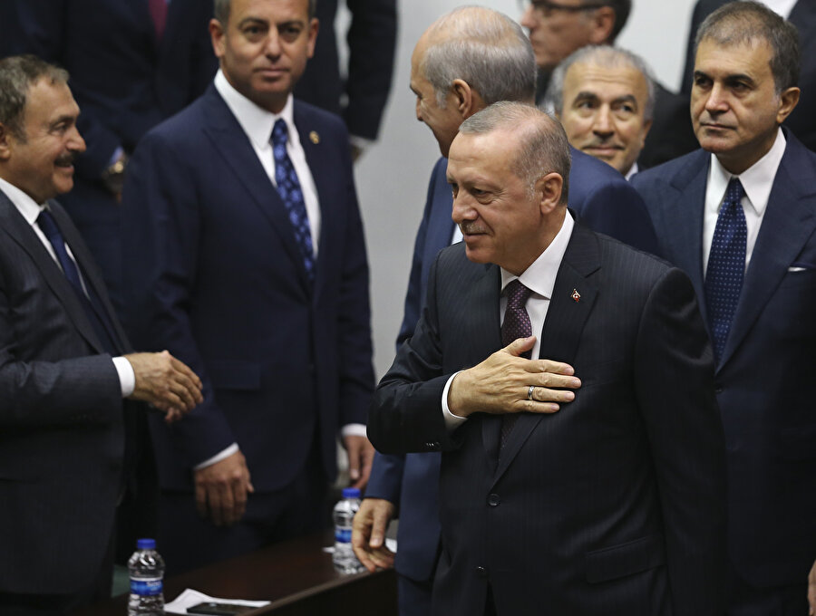 Cumhurbaşkanı Recep Tayyip Erdoğan, AK Parti TBMM Grup Toplantısında yaptığı konuşmanın öncesinde meclisi selamlıyor -AA