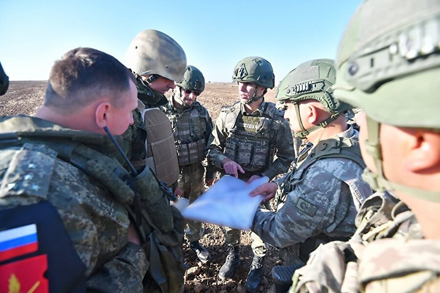Türk ve Rus askerleri devriyeler sırasında ellerinde haritalarla konuşurken