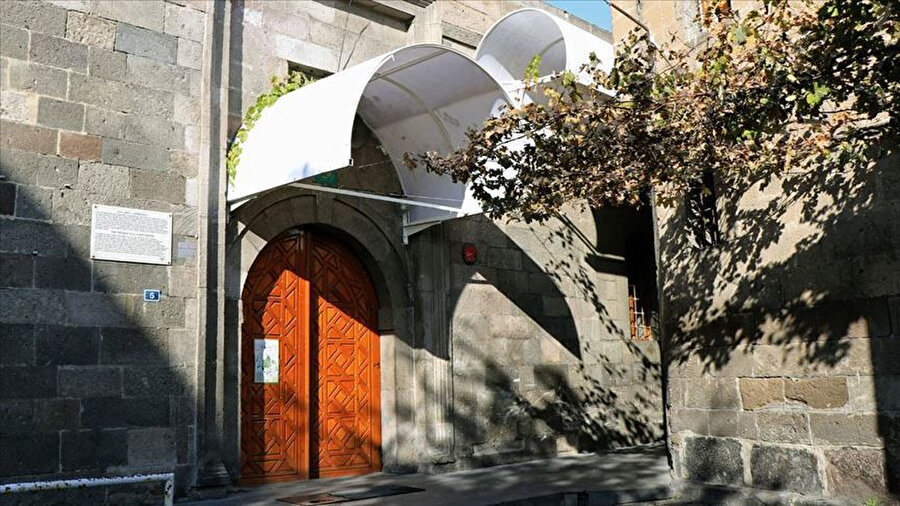 Kayseri'de Camii Kebir'in kapı üstlerine yapılan tentelerin kaldırılacağı belirtildi.