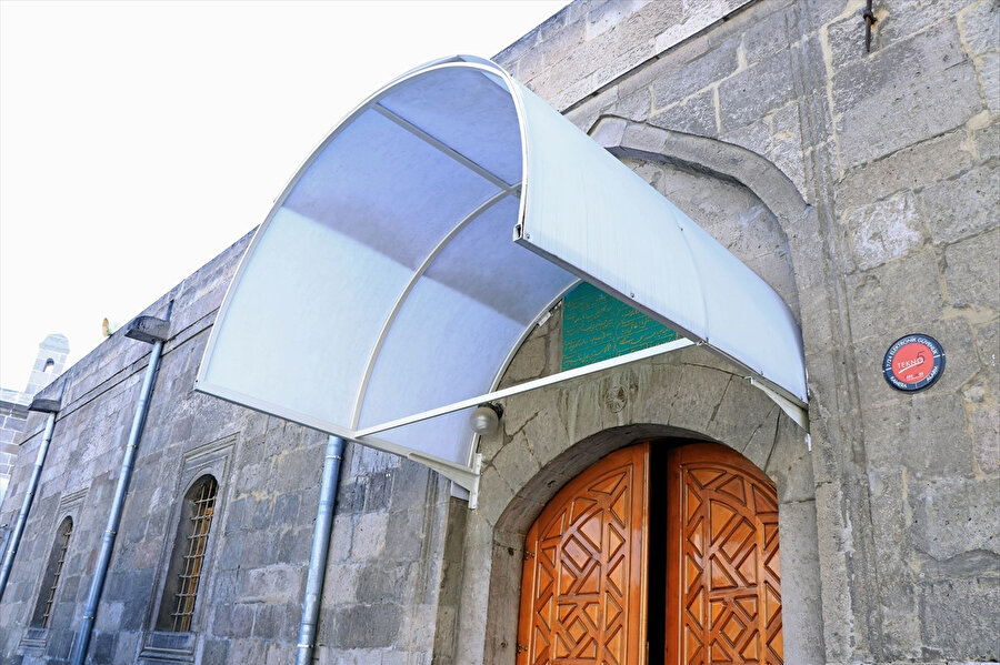 Kayseri'deki Camii Kebir'in kapı üstlerine yapılan tenteler.