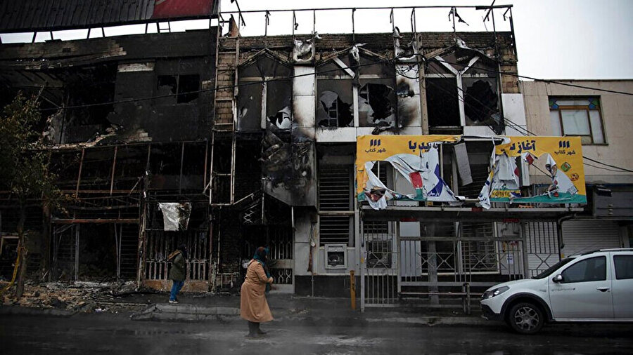 İran'da benzine yapılan zammın ardından düzenlenen protestolarda ateşe verilen bir bina.