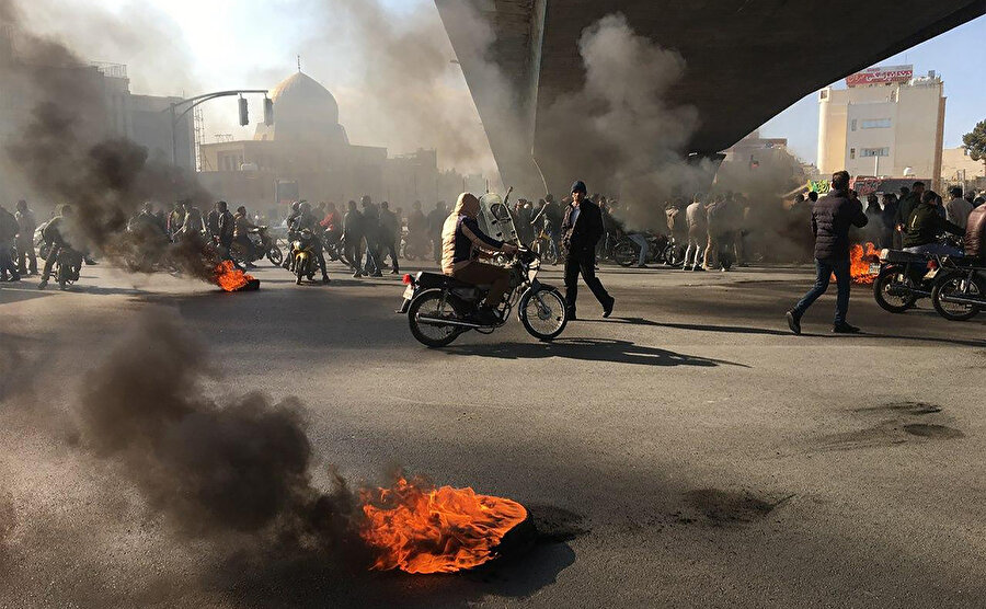 İran'da benzin zammı protestoları.